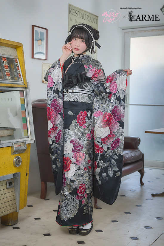 黒地に赤やピンクの花を描いた振袖