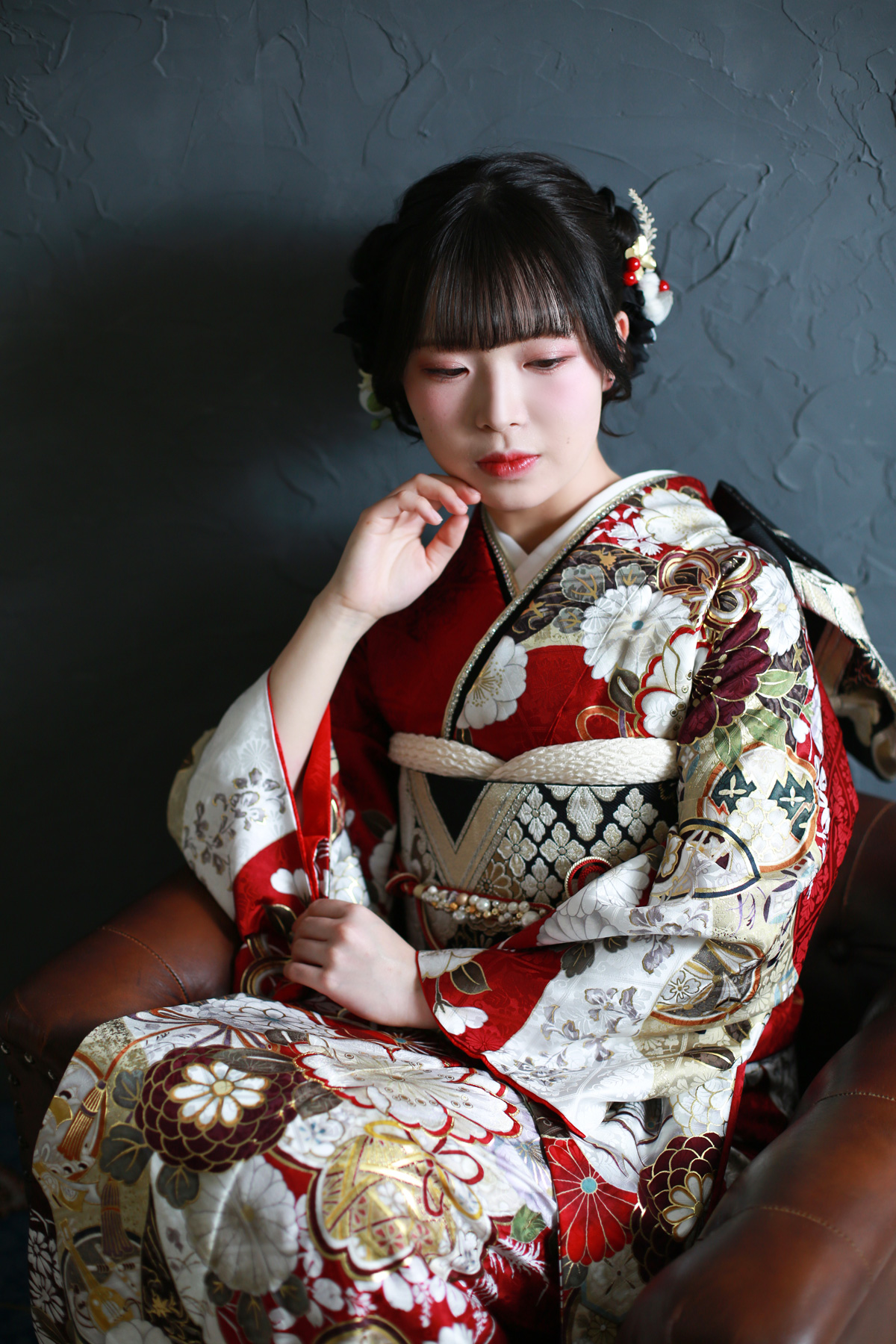 赤い振袖のシックなポートレート