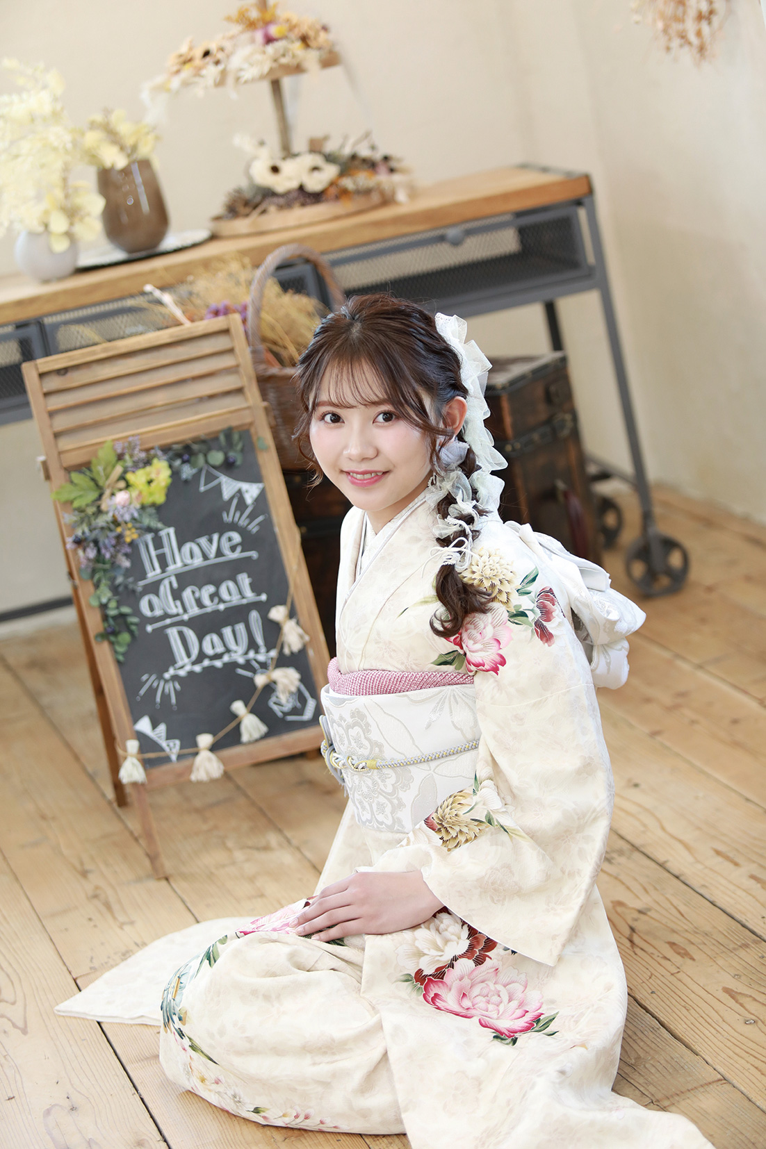 白い振袖と編み下ろしヘアのスタジオ撮影